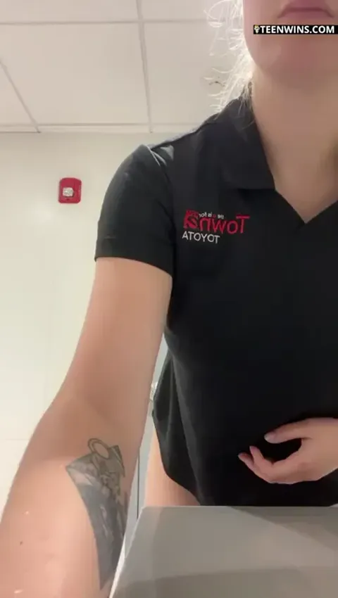 blondie fingers ass at work Part 1