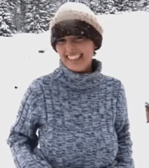 Busty cutie Wonder outdoor flasher