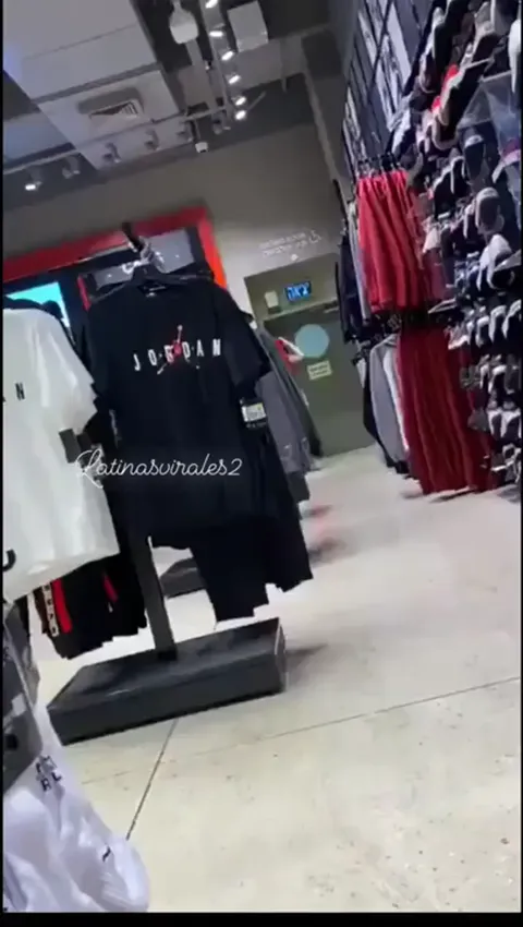 Candid Flashing Pussy 👀 Part 1