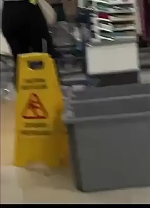 Candid MILF leggings shopping Part 1