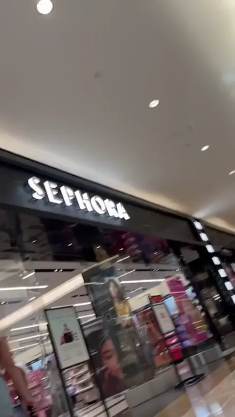 Candid Upskirt Miniskirt Cheek Peak Part 2