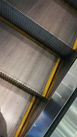 Culona de amarillo subiendo escaleras Part 1