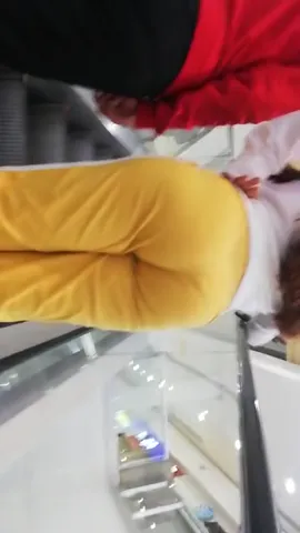 Culona de amarillo subiendo escaleras Part 2
