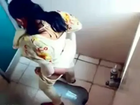 Desi pissing voyeur Part 4