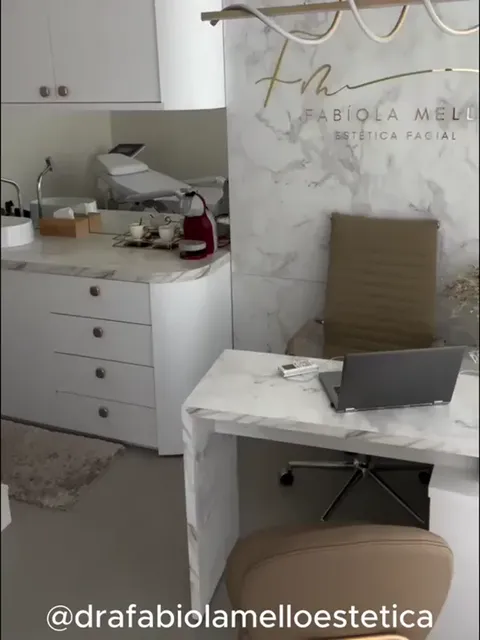 exhibitionist big booty at work Part 1