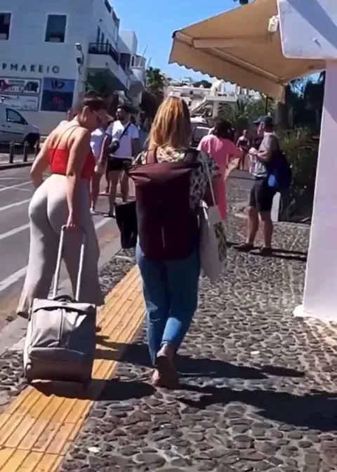 Insane cheeks jiggle candid Part 1