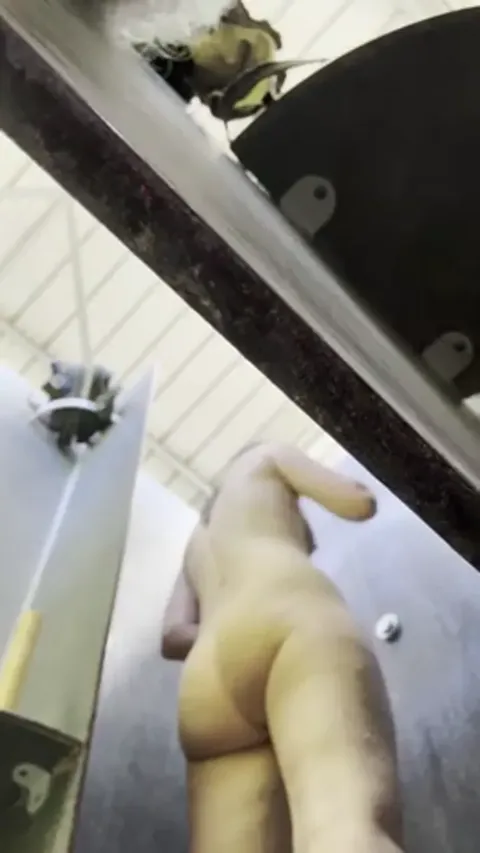 Jolie fille sous la douche au camping Part 2