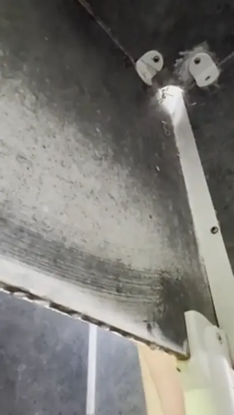 Jolie fille sous la douche au camping Part 3