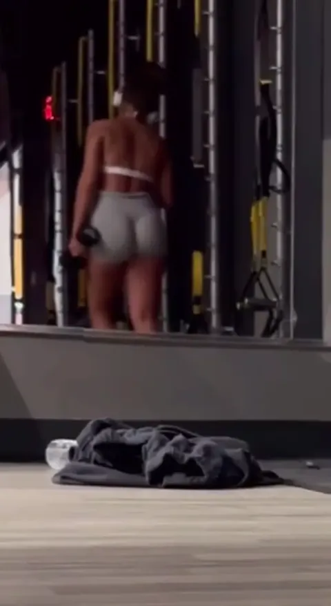 Pawg gym baddie taking pics in gym candid Part 4