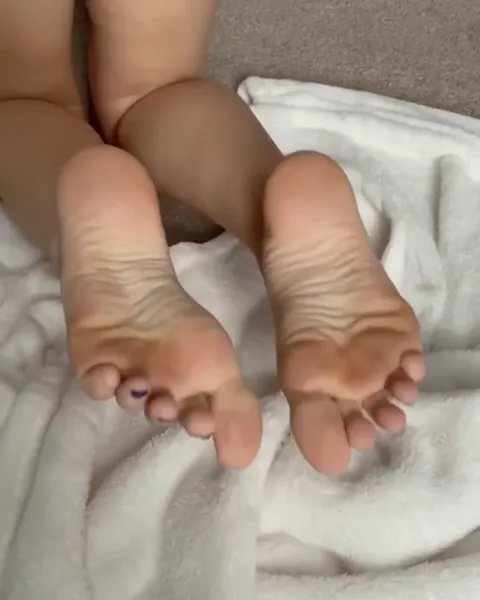 Random girl shows feet on Snapchat for money Part 4