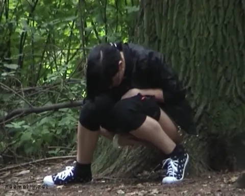 Russian sluts peeing in the woods, putitas meando Part 4
