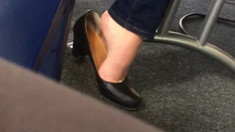 Shoesplay, high heels pumps in meeting Part 6