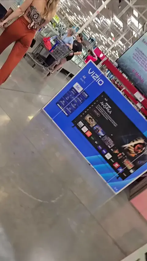 Upskirt candid voyeur Part 1